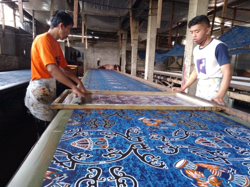 Proses Produksi Pakaian Seragam Batik Printing