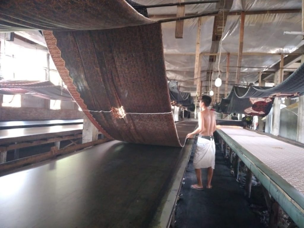 Pabrik Produksi Seragam Batik Printing Manual