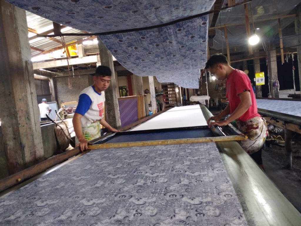 Proses Produksi Seragam Batik